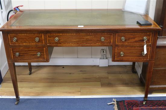 An Edwardian inlaid mahogany kneehole desk, W.121cm